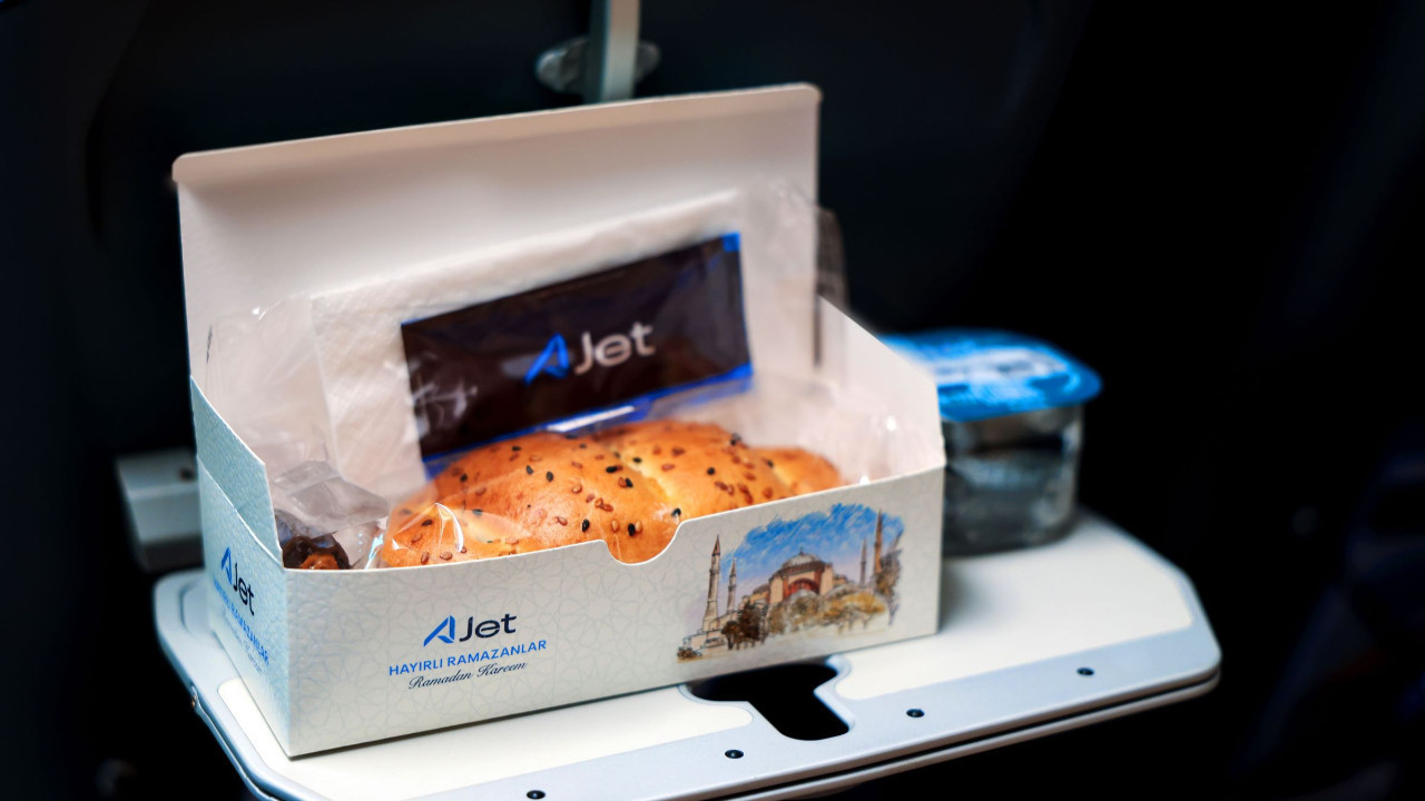 AJet uçuşlarda iftar ve sahur yemeği ikramı gerçekleştirecek