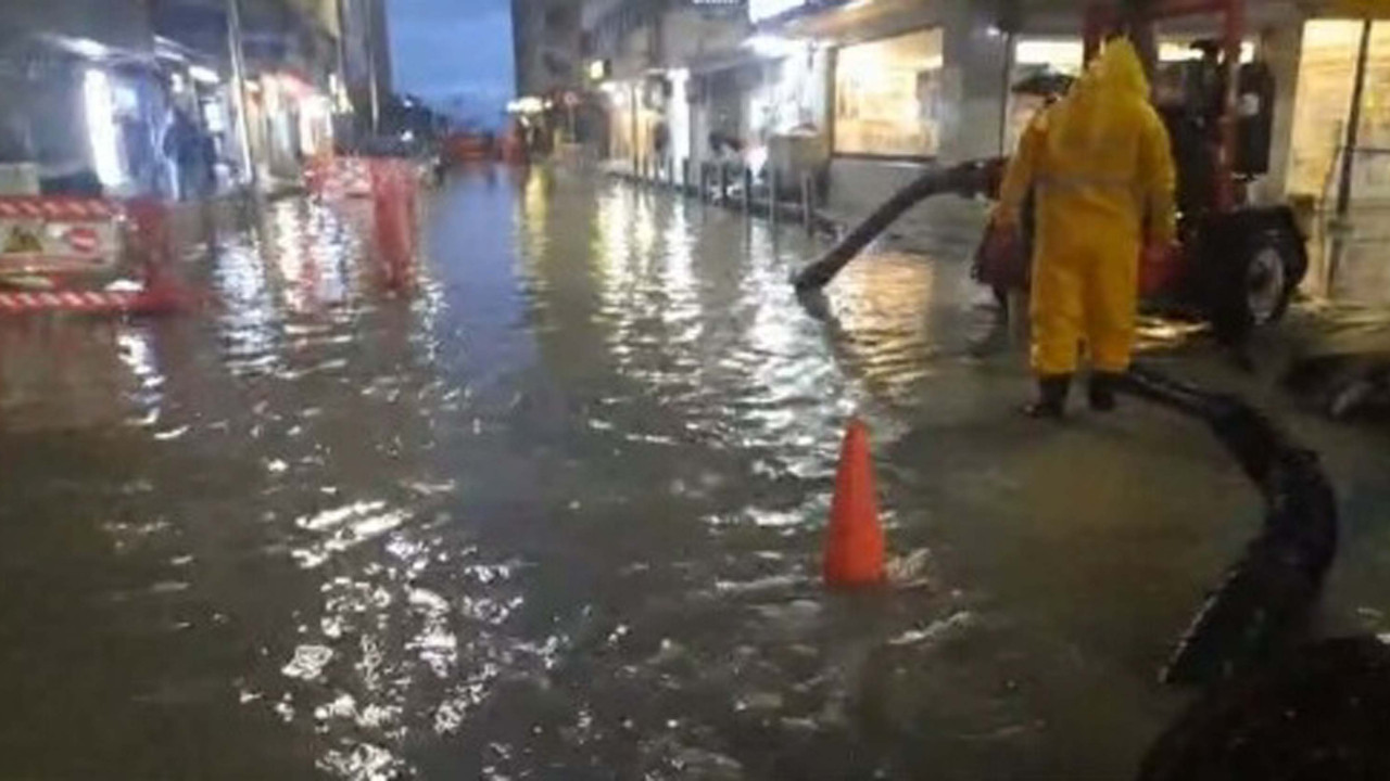 İzmir sağanağa teslim! Deniz 85 santim yükseldi