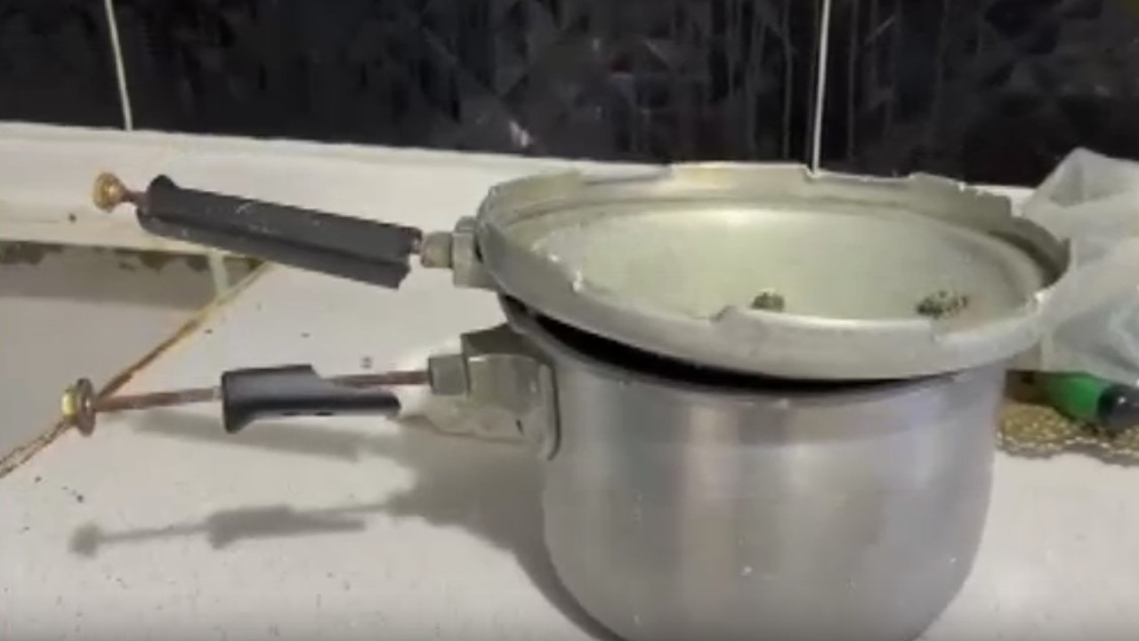 Ocaktaki düdüklü tencere patladı; mutfak kullanılamaz hale geldi