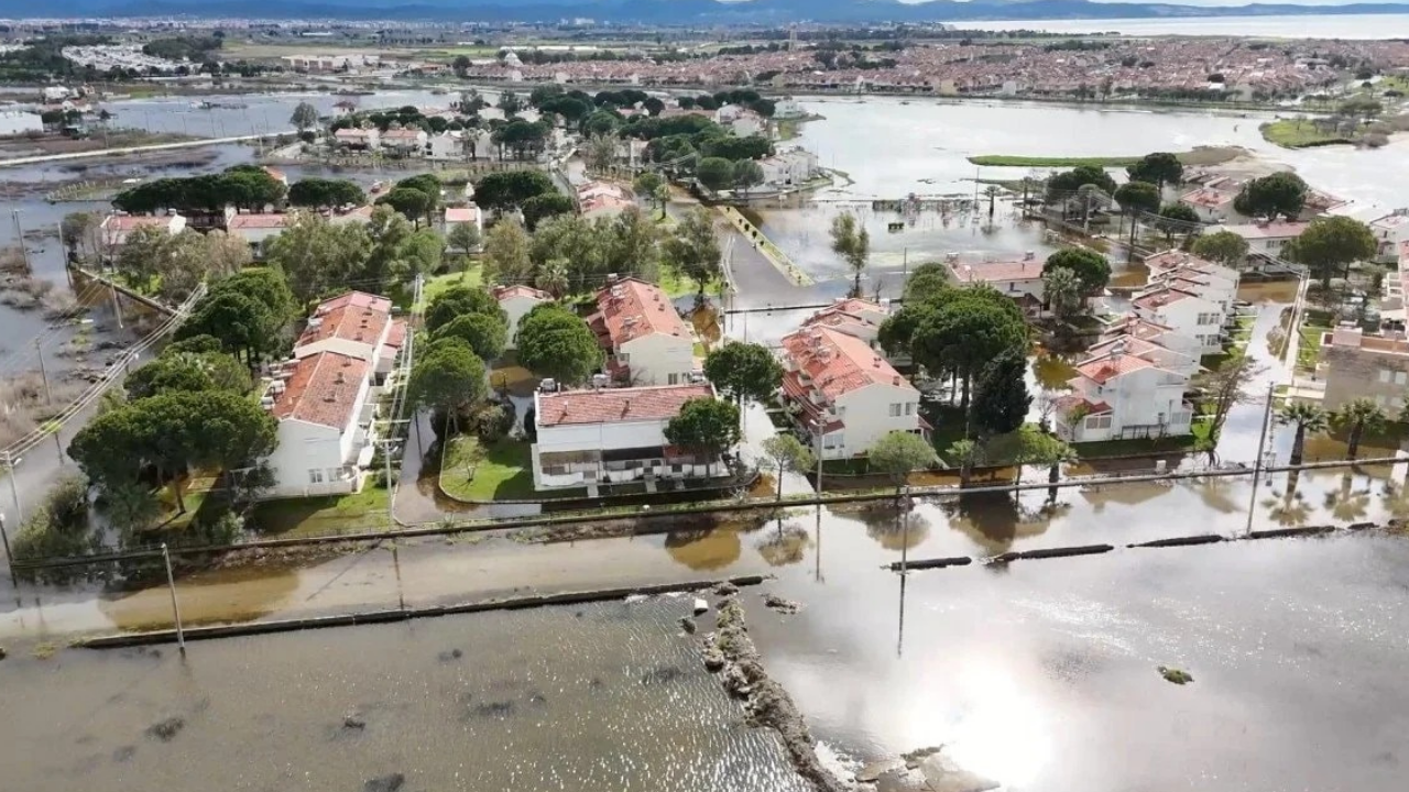 Balıkesir’de su baskını! Yollar göle döndü