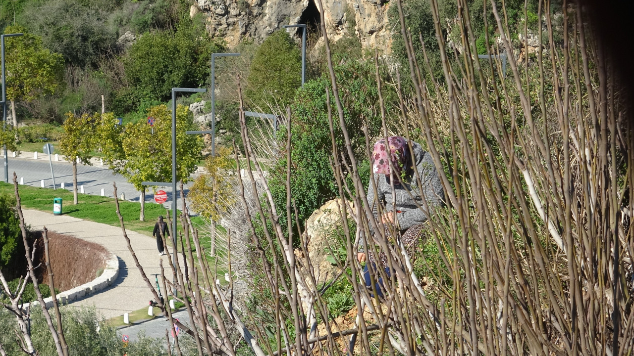 Engelli oğlu için falezlere çıktı, 2 saatte ikna edildi