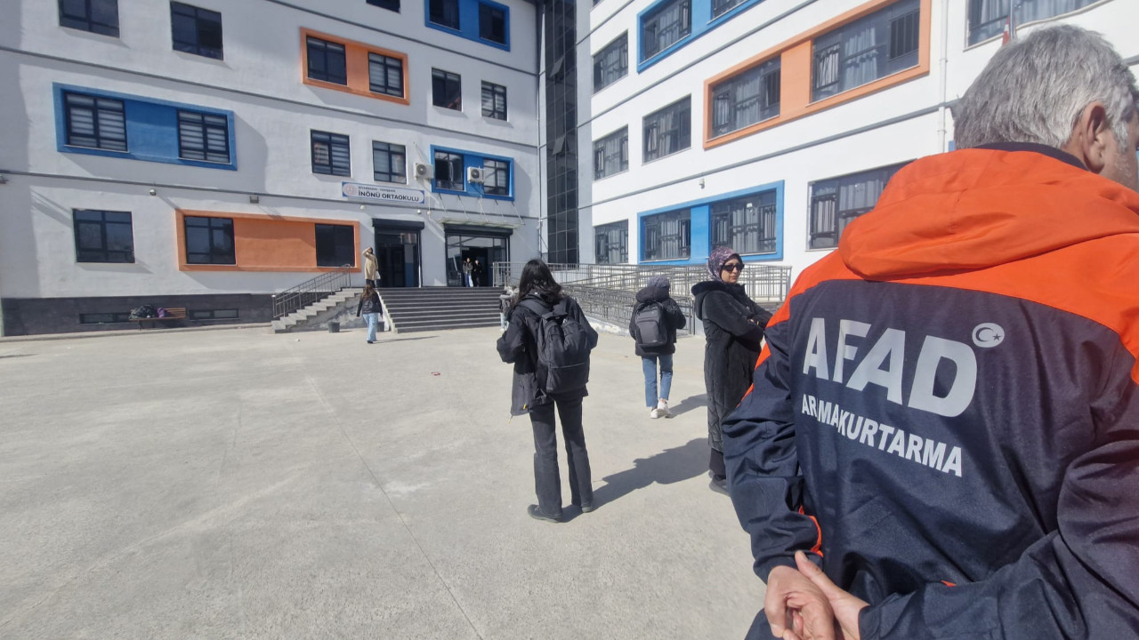 Cıva dökülen sınıftaki 14 öğrenci, zehirlenme şüphesi ile hastaneye kaldırıldı