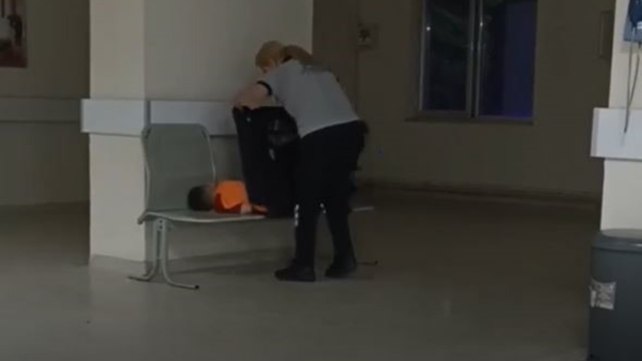 Hastanede uyuyan çocuğun üzerini örten güvenlik görevlisi yürekleri ısıttı