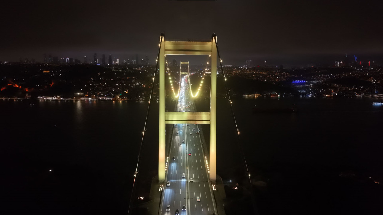 Fatih Sultan Mehmet Köprüsü kanser hastası çocuklar için sarıya büründü