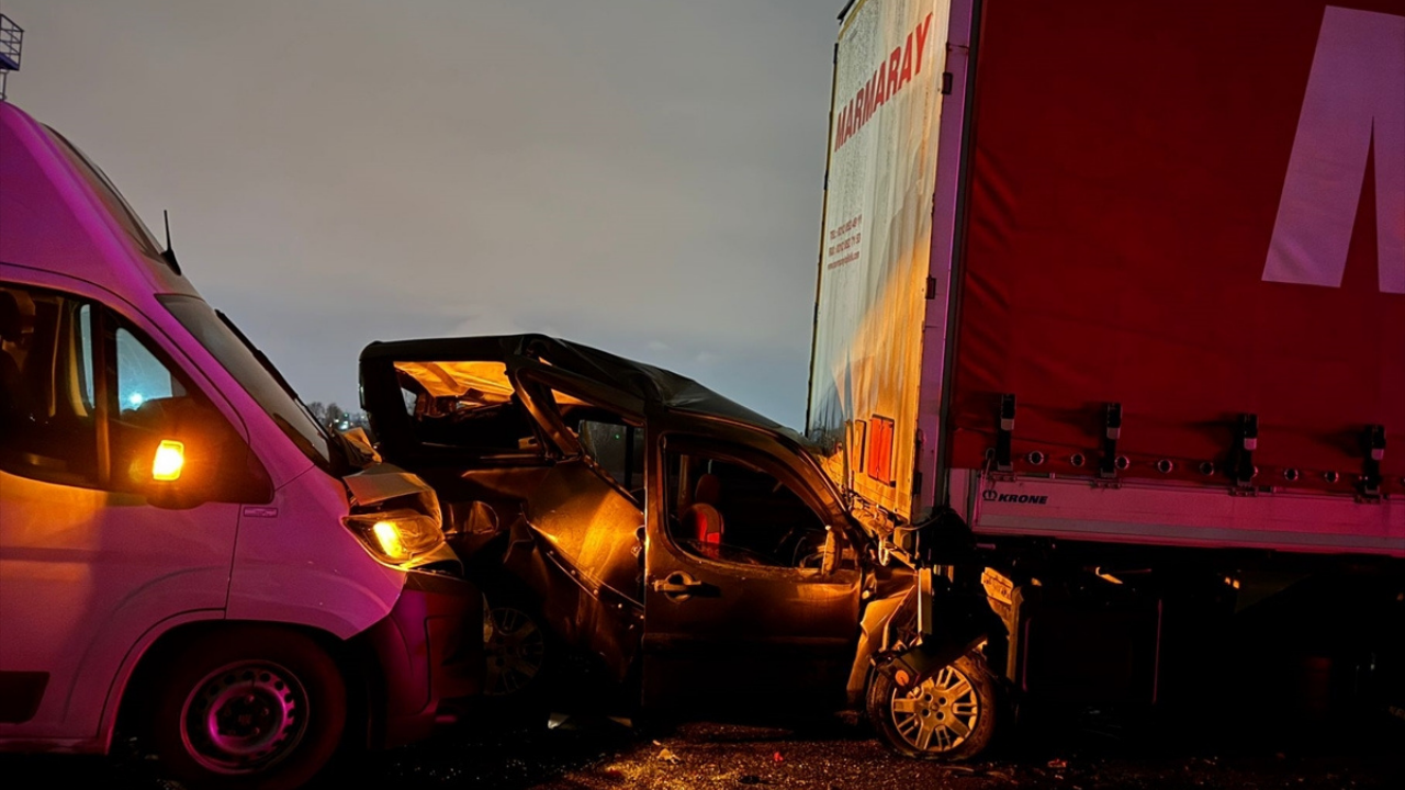 Anadolu Otoyolu'nda zincirleme kaza: 6 yaralı