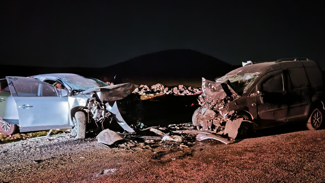 Diyarbakır’da otomobil ile hafif ticari araç kafa kafaya çarpıştı: 5 ölü, 2 yaralı