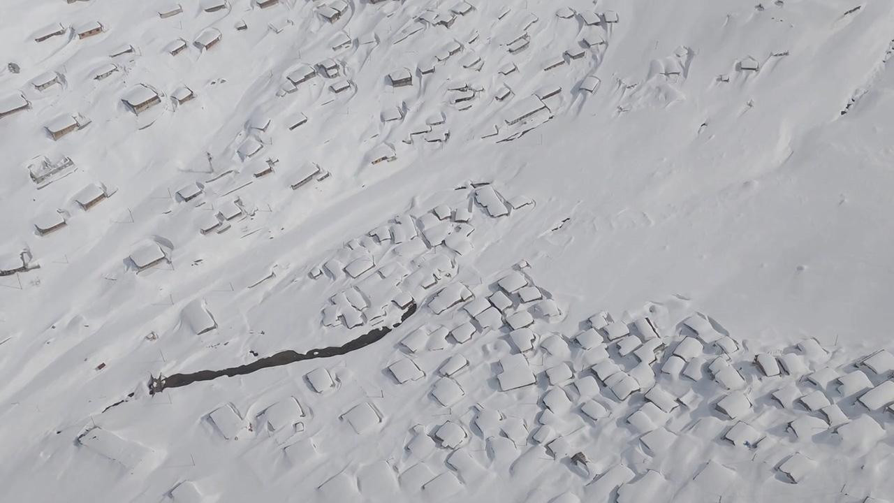 Kar 3 metreyi aştı, evler kayboldu