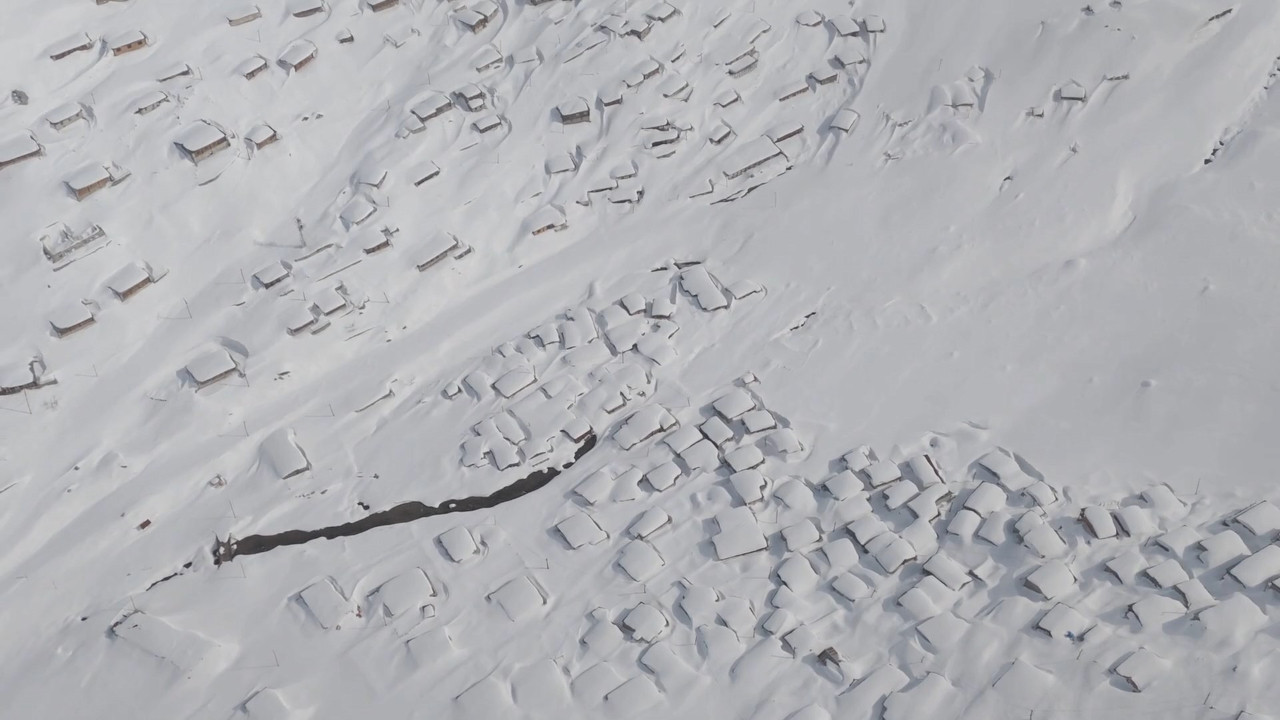 Rize'nin yaylalarında kar kalınlığı 3 metreyi aştı; evler kayboldu