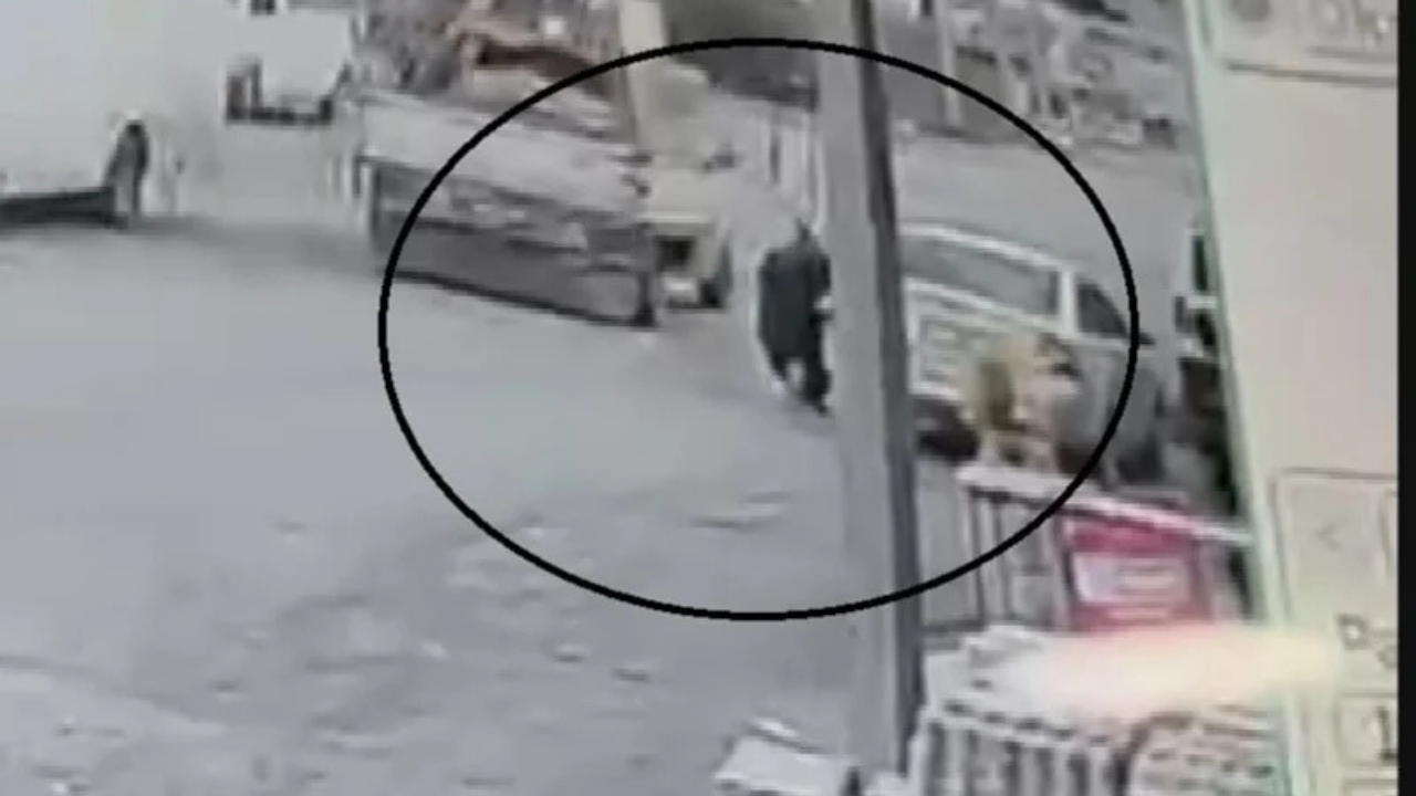 Hatay’da pikabın açılan kapağı yolda yürüyen kadına çarptı