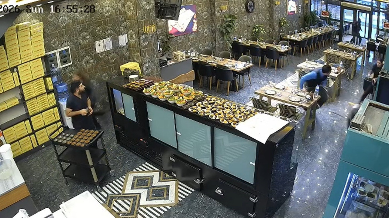 Kebapçının tavanı çöktü: İftar hazırlığı yaparken neye uğradıklarını şaşırdılar