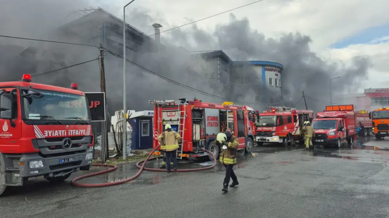İstanbul'da kozmetik fabrikasında yangın! Ekipler olay yerinde