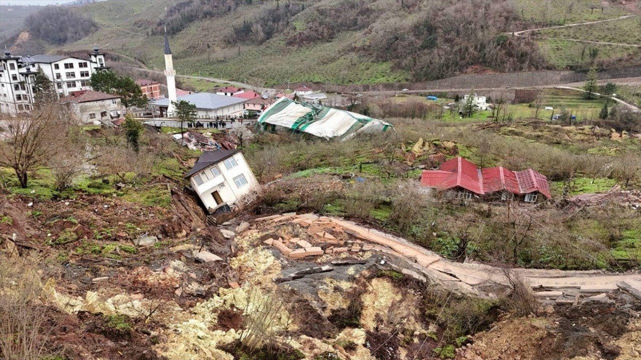 Ordu'da heyelan nedeniyle 2 ev ile halı saha yıkıldı