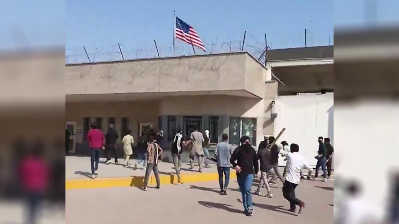 Pakistan'da bir grup gösterici, ABD'nin Karaçi Konsolosluğu'na girmeye çalıştı