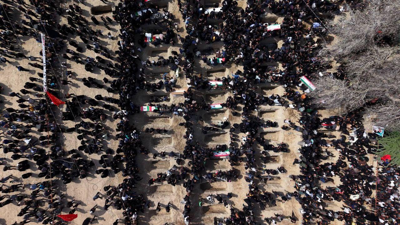 İran'da okul saldırısında hayatını kaybeden 165 can için cenaze töreni düzenlendi