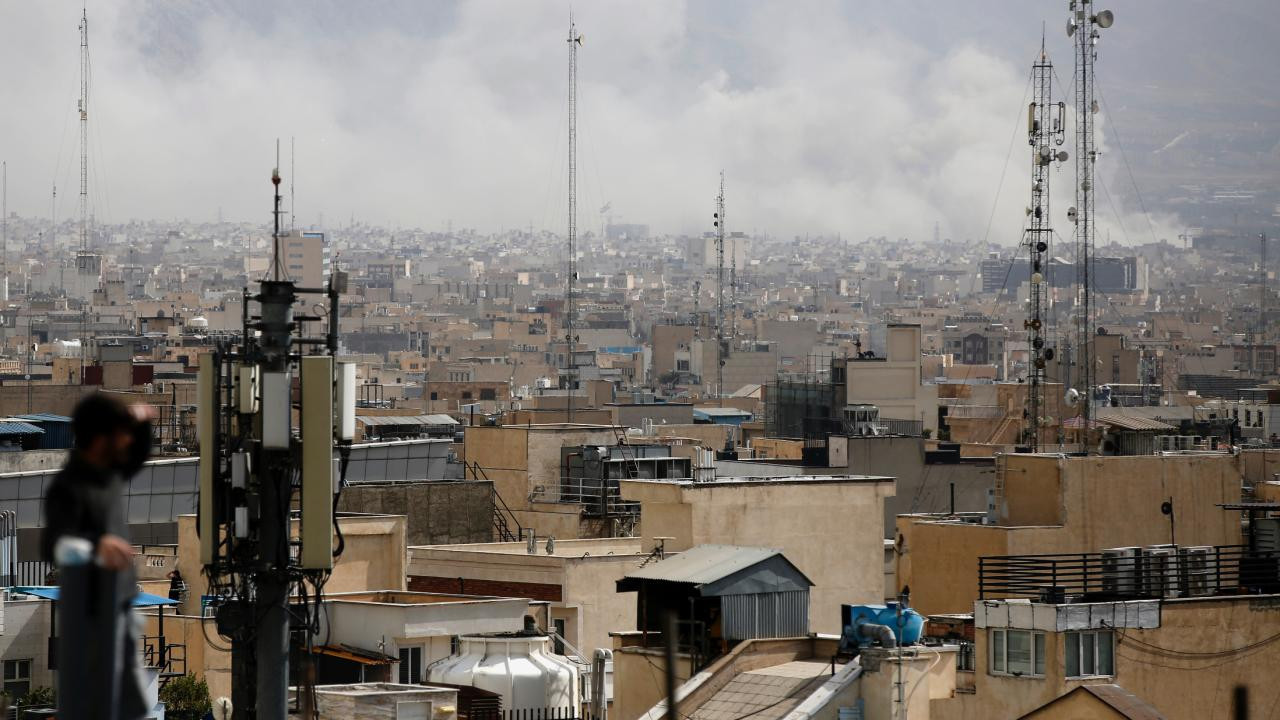 İsrail ordusu, Tahran ve Beyrut'a eş zamanlı hava saldırıları başlattığını duyurdu