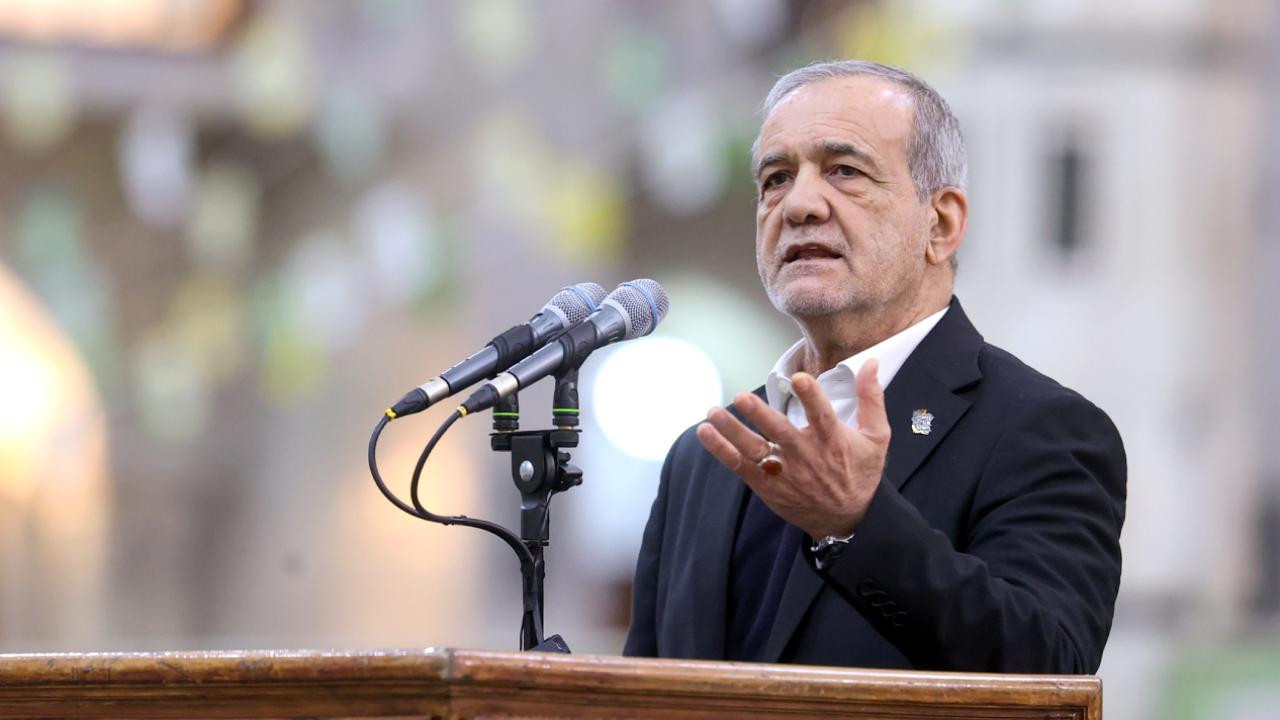 İran Cumhurbaşkanı Pezeşkiyan’dan komşu ülkelere mesaj: “Özür diliyorum, düşmanlığımız yok”