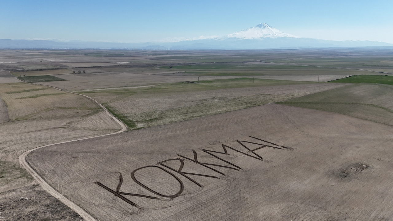 Aksaraylı çiftçiden 12 Mart'a özel mesaj: Tarlasına 'Korkma' yazdı