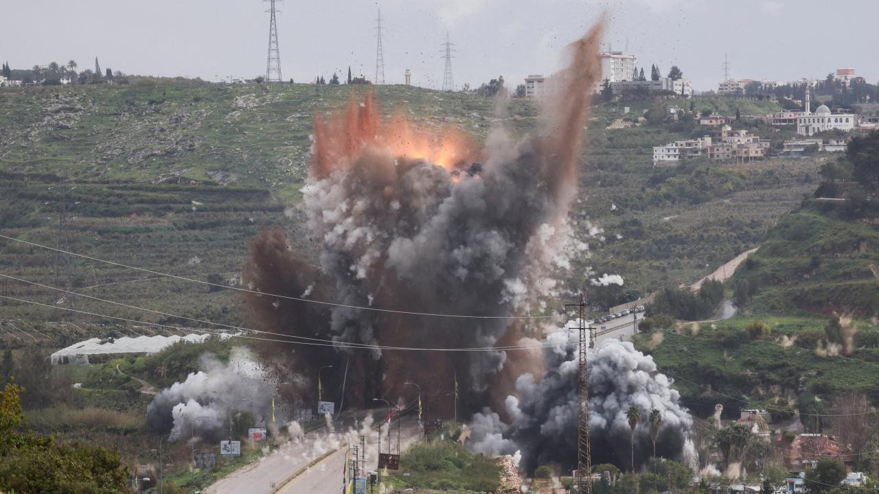 İsrail, Lübnan'ın güneyindeki Kasımiye Köprüsü'nü bombaladı