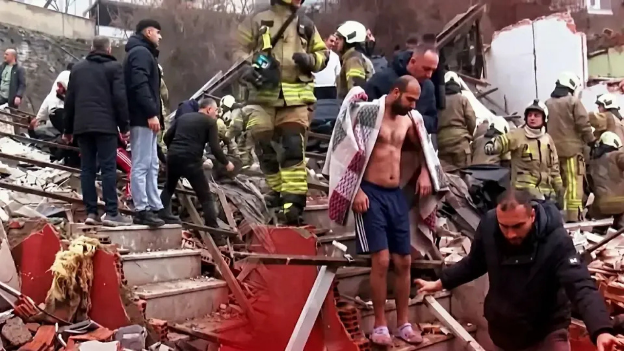 İstanbul Fatih'te 2 bina çöktü! Enkazdan 5 kişi çıkarıldı