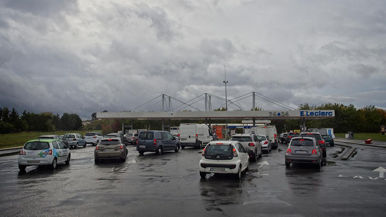 Fransa'da sürücüler yüzlerce istasyonda akaryakıt sıkıntısı yaşandığını bildiriyor