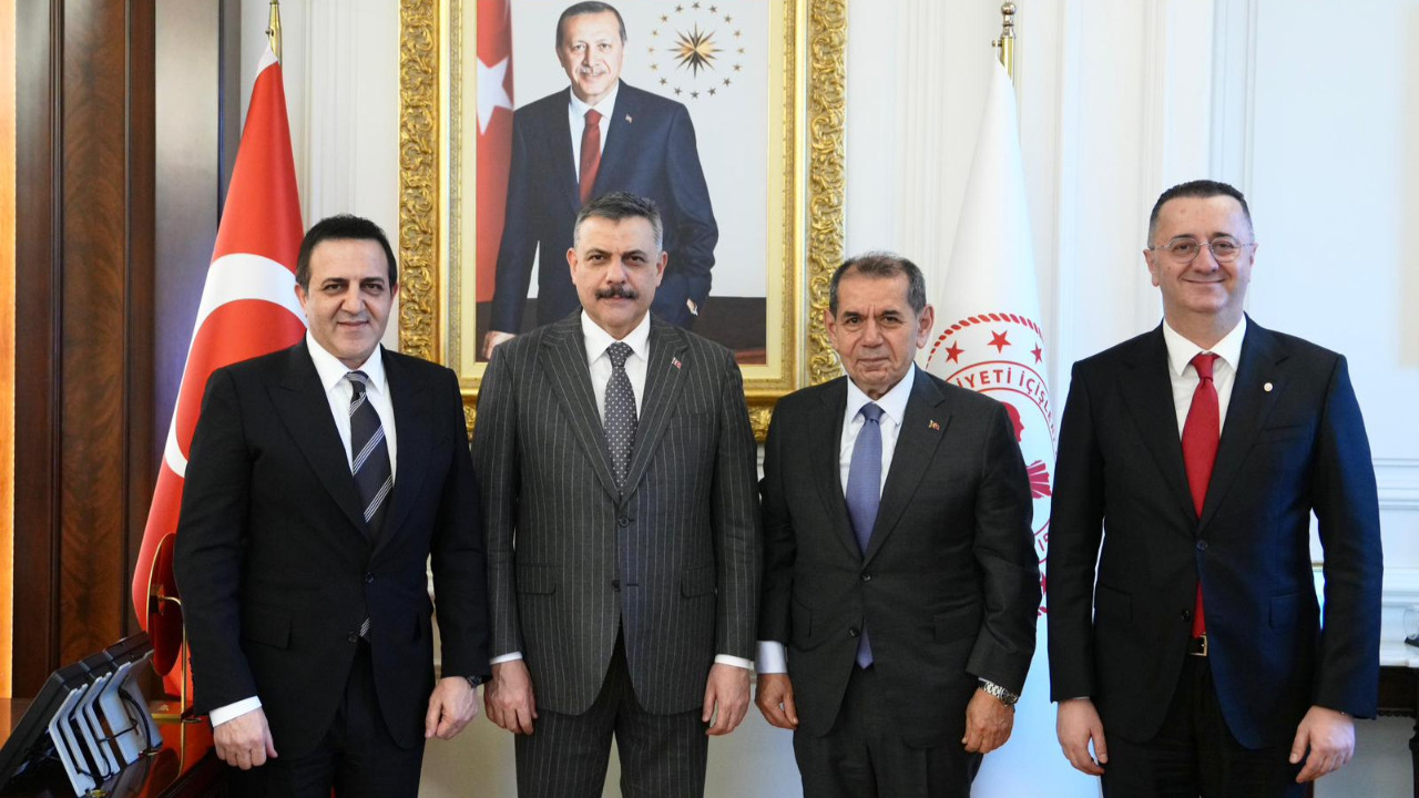 Bakan Çiftçi’ye anlamlı forma hediyesi