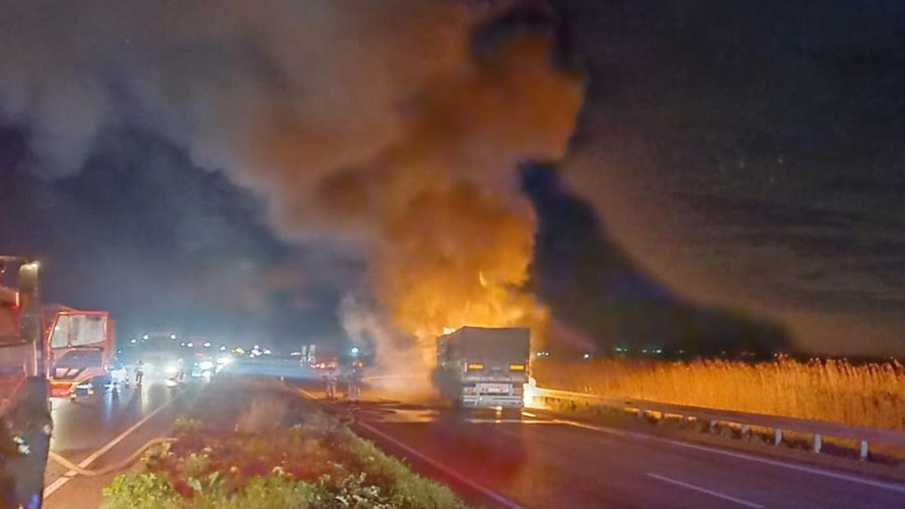 Alevler tırı sardı, Karacabey-Bursa karayolunda ulaşım durdu
