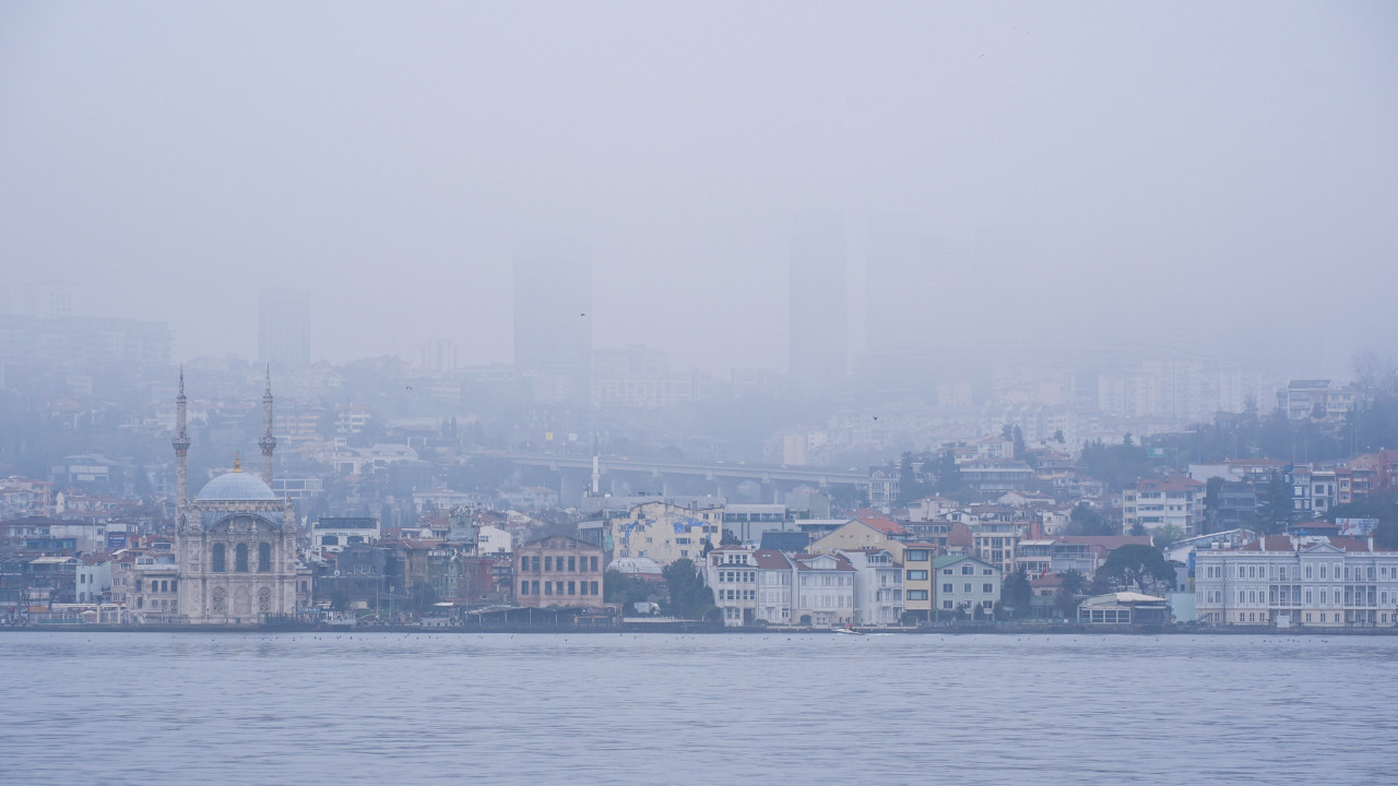 İstanbul'da sis etkili oldu, görüş mesafesi düştü: Sürücüler zor anlar yaşadı