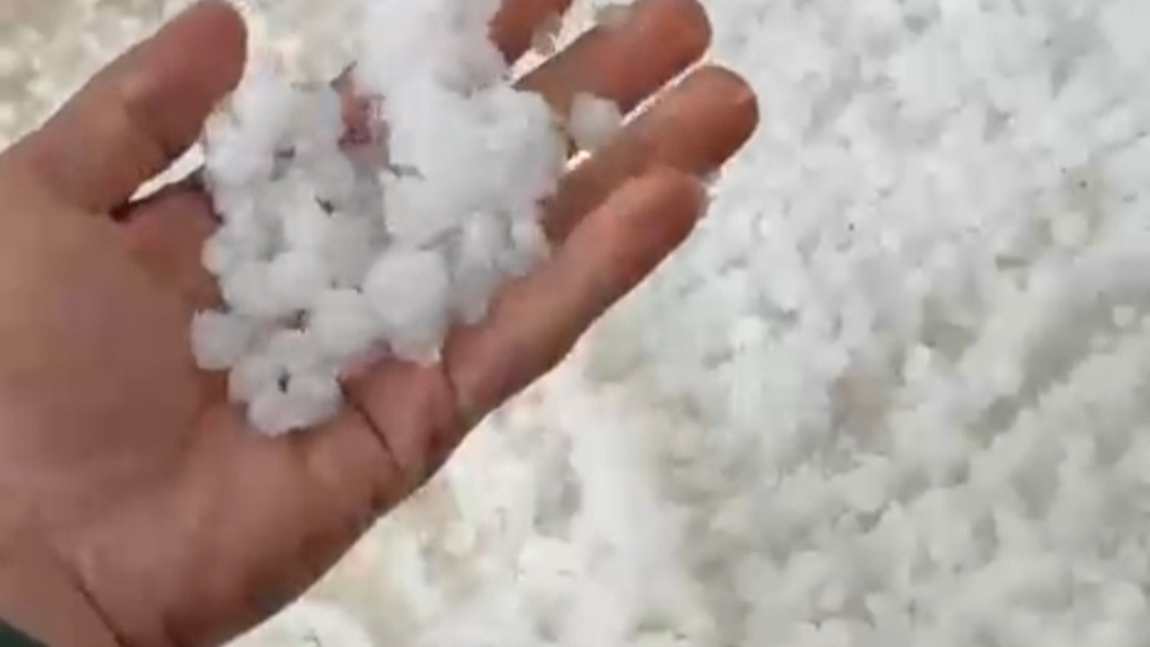 Mardin’de yarım saatlik sağanakta cadde ve sokaklar göle döndü