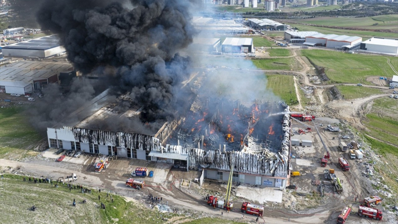 Ankara'da mobilya deposunda yangın paniği: İki depo kullanılamaz halde