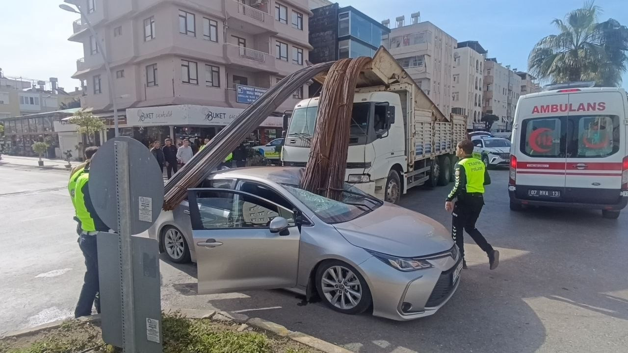 Kamyondaki demirler otomobile saplandı: 2 kişi yaralandı