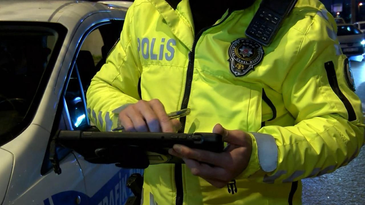 Polisin 'dur' ihtarına uymayan sürücüye 245 bin lira ceza