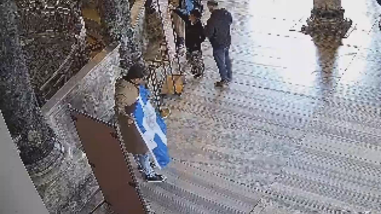 Ayasofya Camii'nde dini ve ideolojik içerik taşıyan sembolik bayrak açan 2 turist tutuklandı