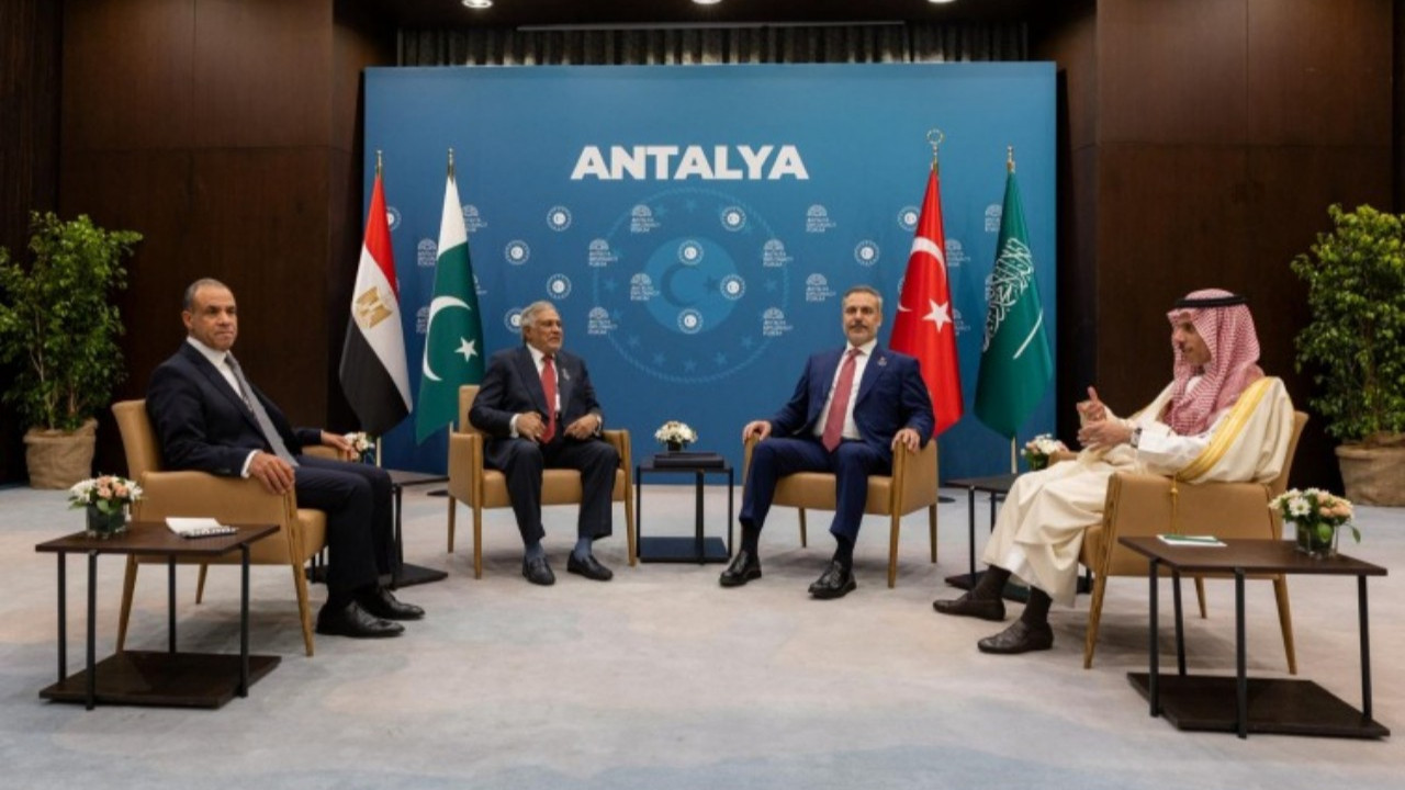 Türkiye, Mısır, Pakistan ve Suudi Arabistan dışişleri bakanları Antalya'da bir araya geldi