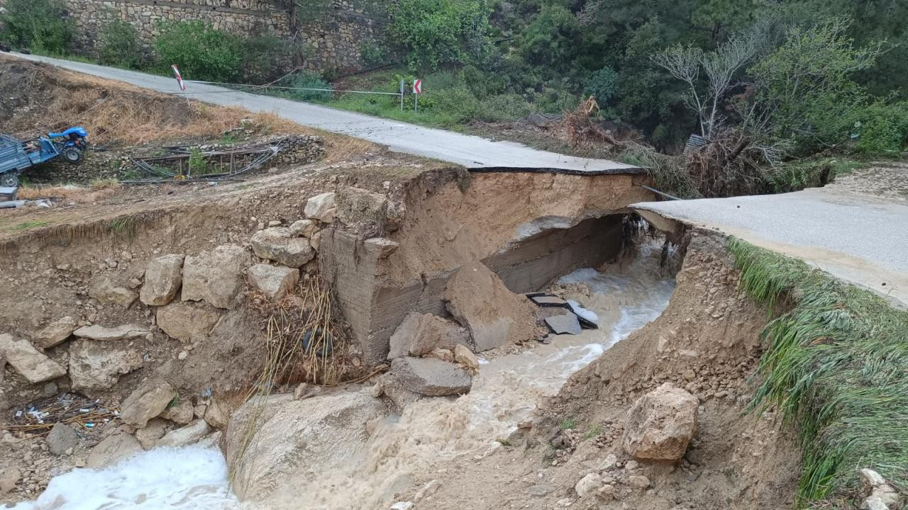 Mersin'de sağanak felaketi: Silifke'de yol çöktü