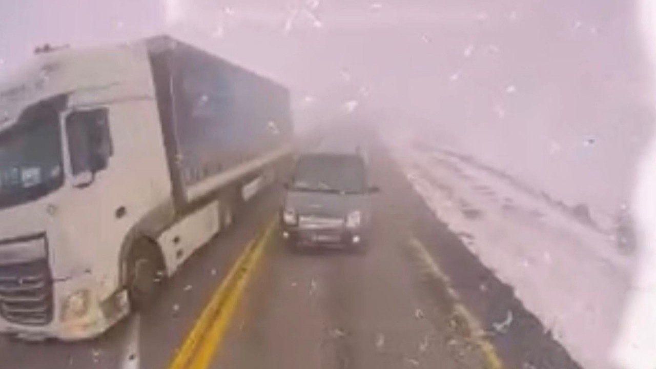 Sisli yolda hatalı sollama kazası araç kamerasında