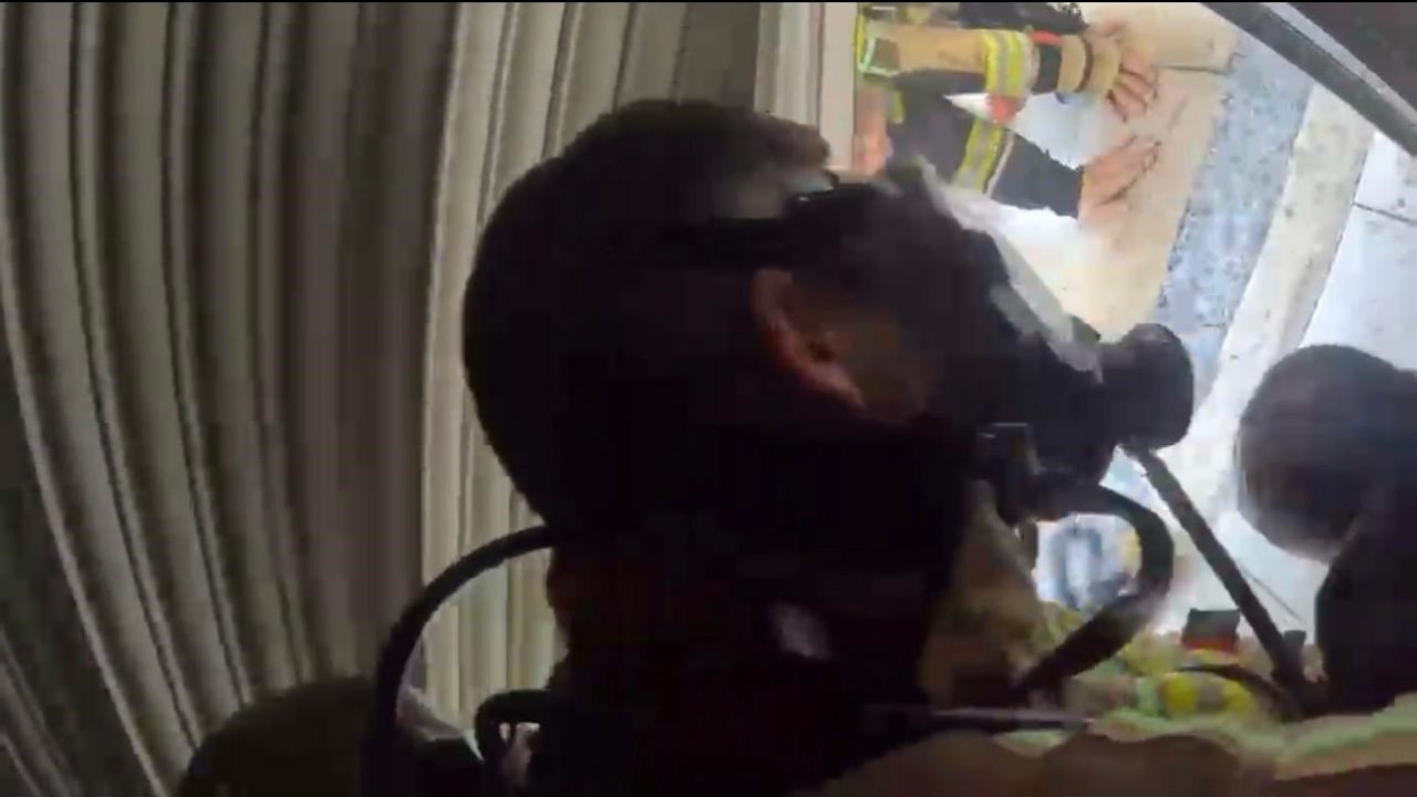 Diyarbakır'da filmleri aratmayan kurtarma operasyonu: Yangının ortasında kalan vatandaş kurtarıldı