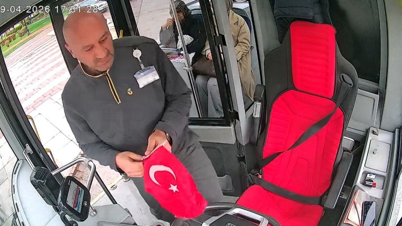Malatya'da otobüs şoförünün bayrak hassasiyeti