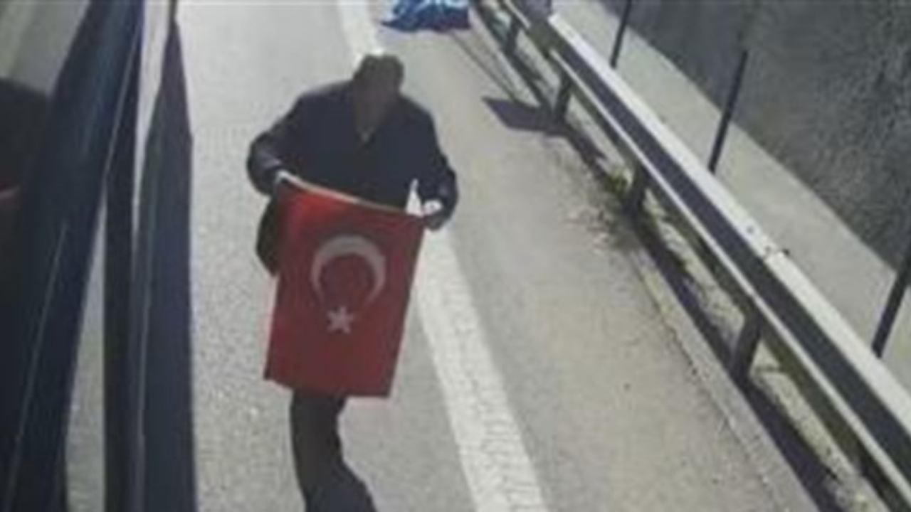 “Bayrak ayak altında olmaz” diyerek otobüsü durdurdu