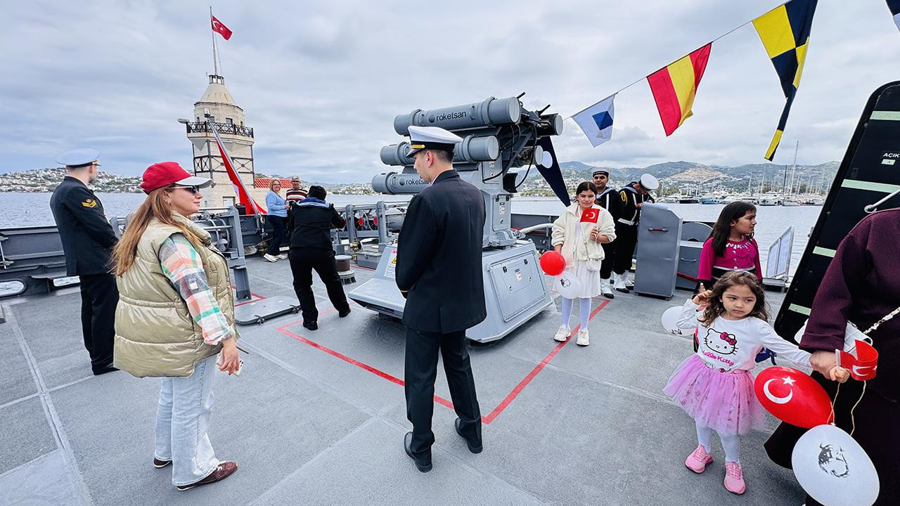 23 Nisan’da Ege’de askeri gemiler halkla buluştu