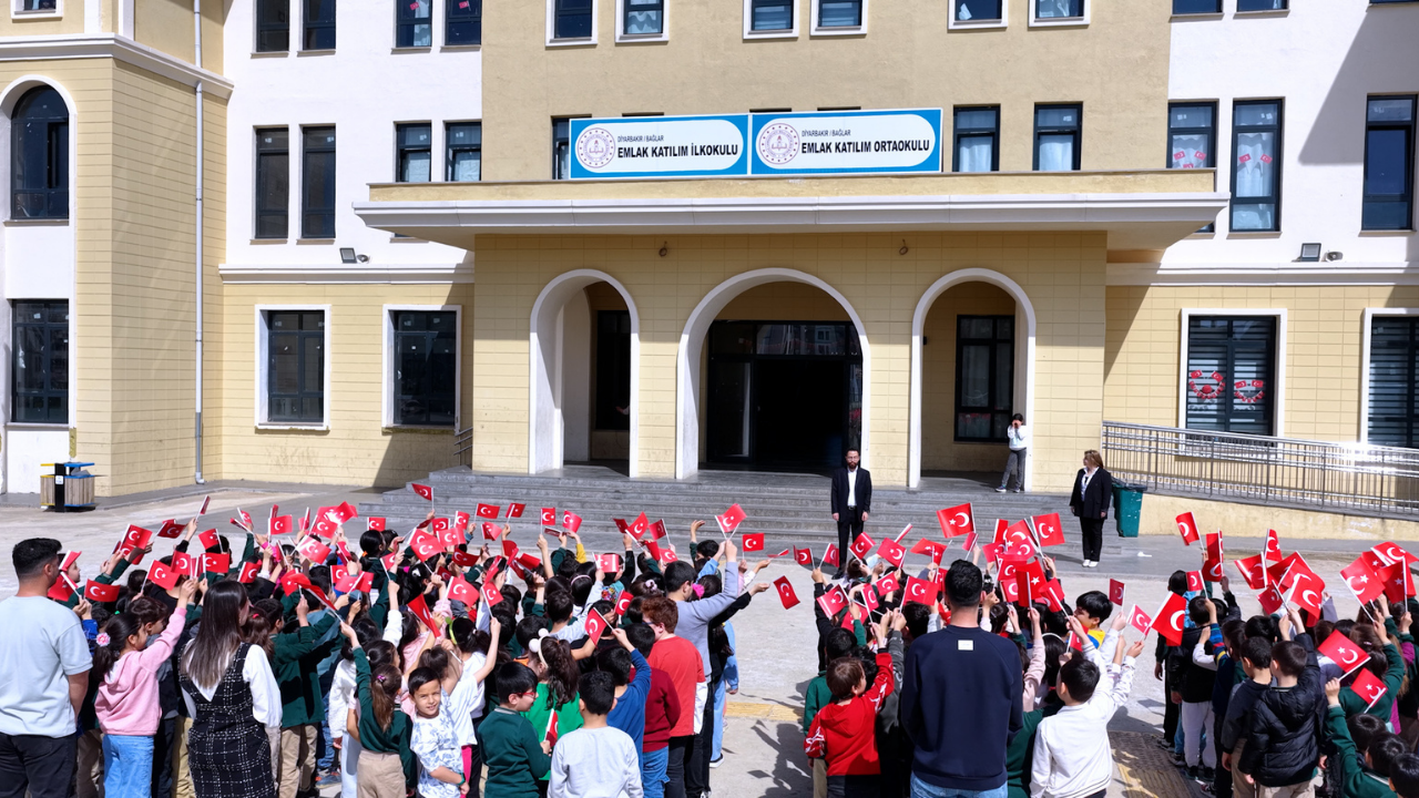 Bakan Kurum'dan 23 Nisan'da deprem bölgesi paylaşımı: Yepyeni bir okulda, bayramın heyecanı bir başka oluyor