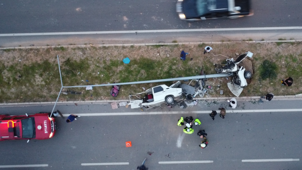 Mersin'de feci kaza: Otomobil ikiye bölündü, 4 kişi yaralandı