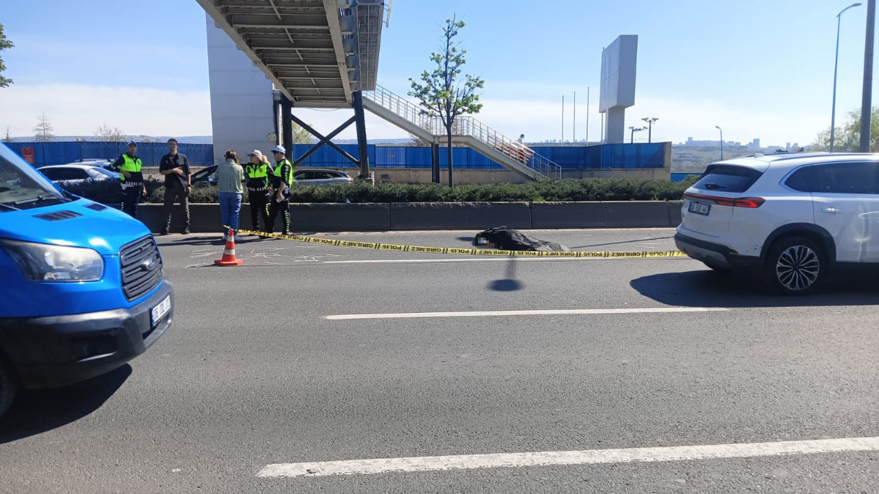 Reklam afişi asmak için üst geçide çıkan işçinin acı sonu! Otomobil ezdi