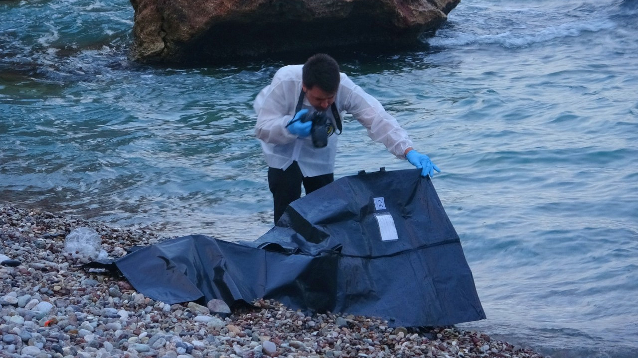 Montuyla ayakkabısını çıkarıp kot ve atletle denize giren genç boğuldu