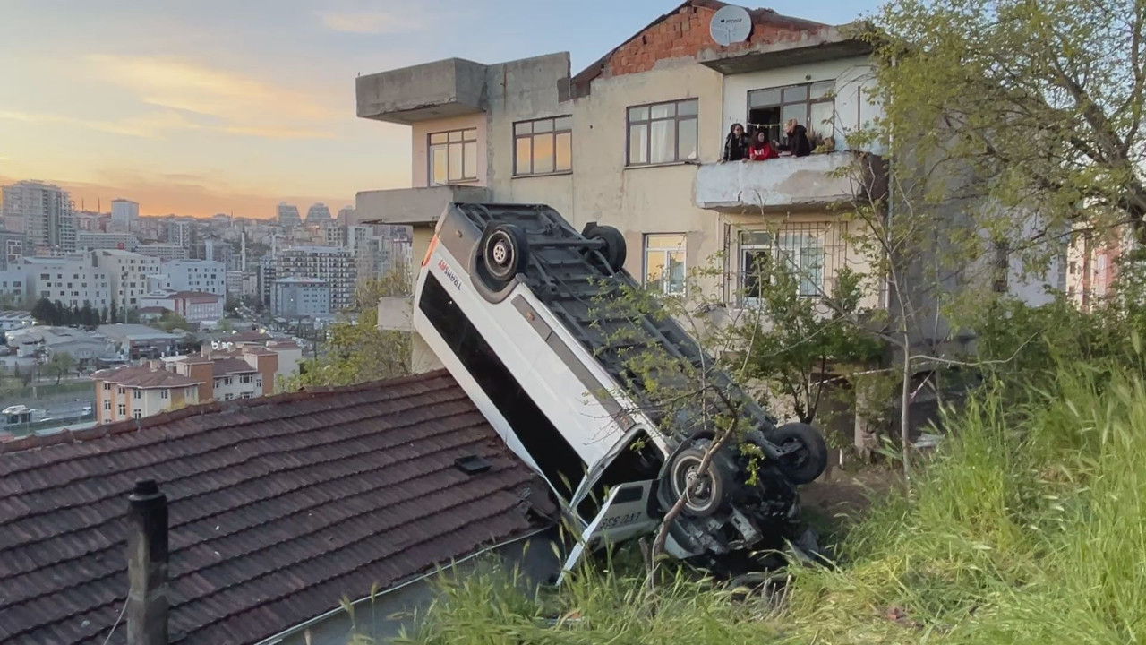 Kağıthane’de okul servisi çatıya düştü: Şoför yaralı kurtarıldı