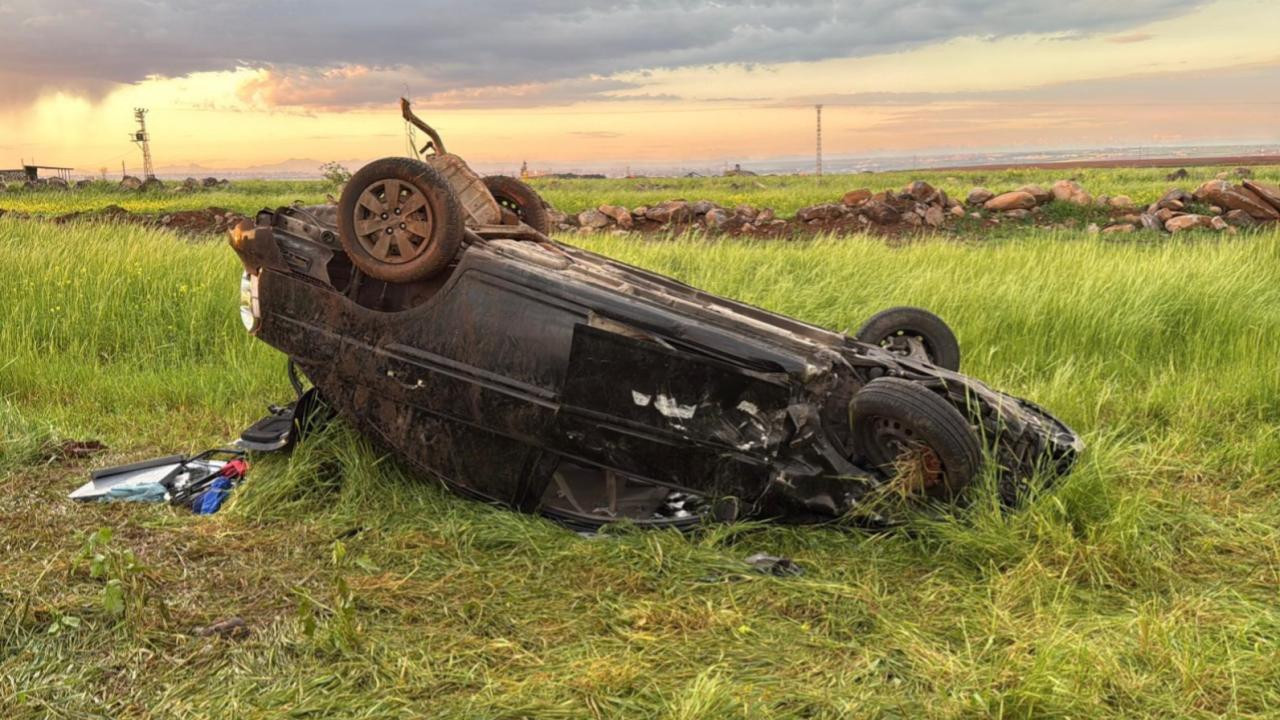 Diyarbakır’da 10 kişinin bulunduğu otomobil takla attı, araçtakiler yaralandı
