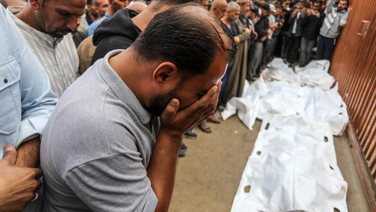 Araştırma: İngiliz medyası Gazze soykırımını aklamaya çalışıyor