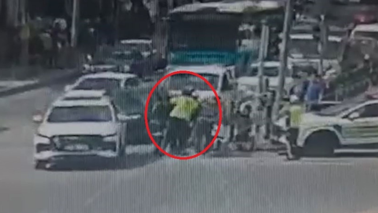 Nefes borusuna cisim kaçan moto kurye, polislerin ‘heimlich’ manevrası ile hayata kurtarıldı