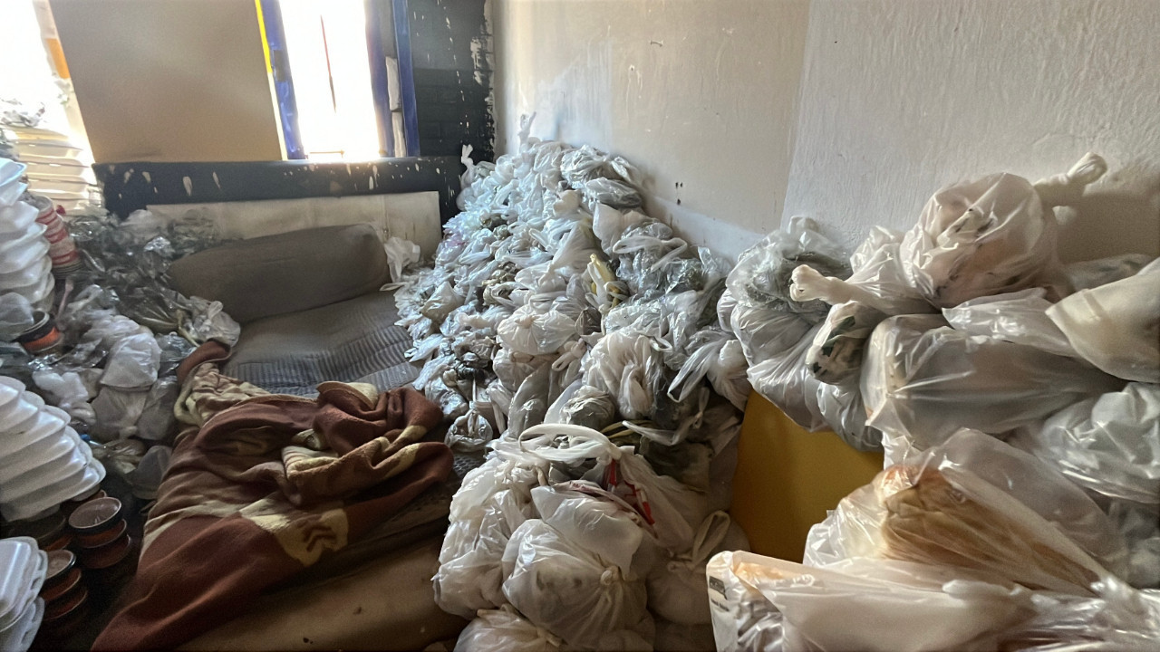 1 yıldır çöp evde yaşayan adama ekiplerden müdahale