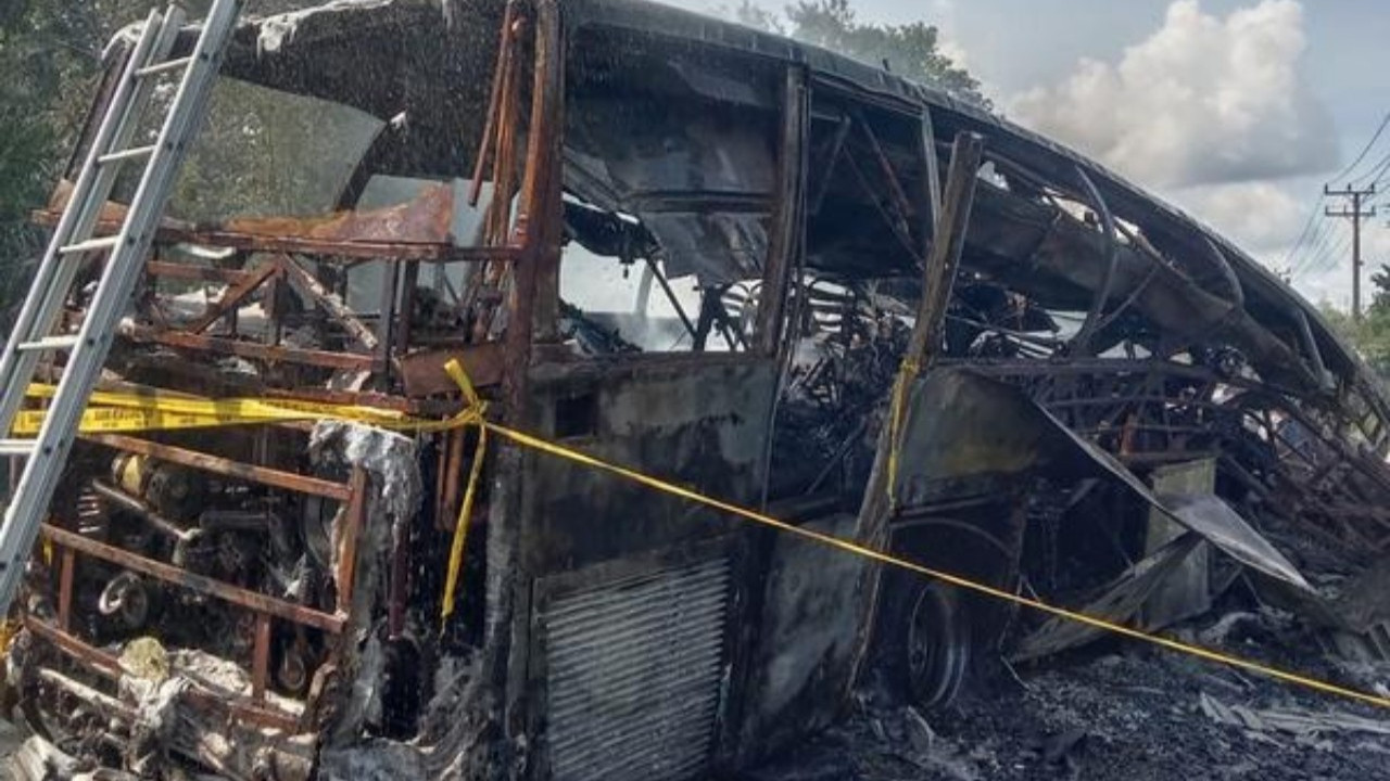 Endonezya'da otobüs ile tanker çarpıştı: 16 ölü, 4 yaralı