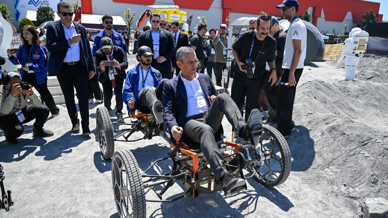 CHP Genel Başkanı Özel, SAHA 2026'yı ziyaret etti: Savunma sanayi için kim ne yapıyorsa hepsine minnettarız
